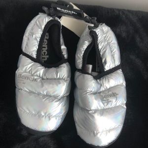 Bench silver slippers